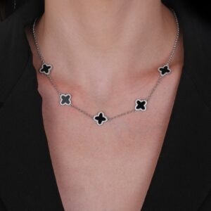 Colar de Trevos Pretos Cravejados de Zircônia Banhado em Ródio